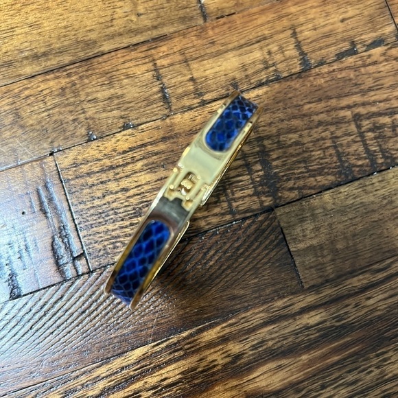 STELLA & DOT bracelet Faux blue snakeskin bangle Gold tone Hinge closure - Picture 7 of 9